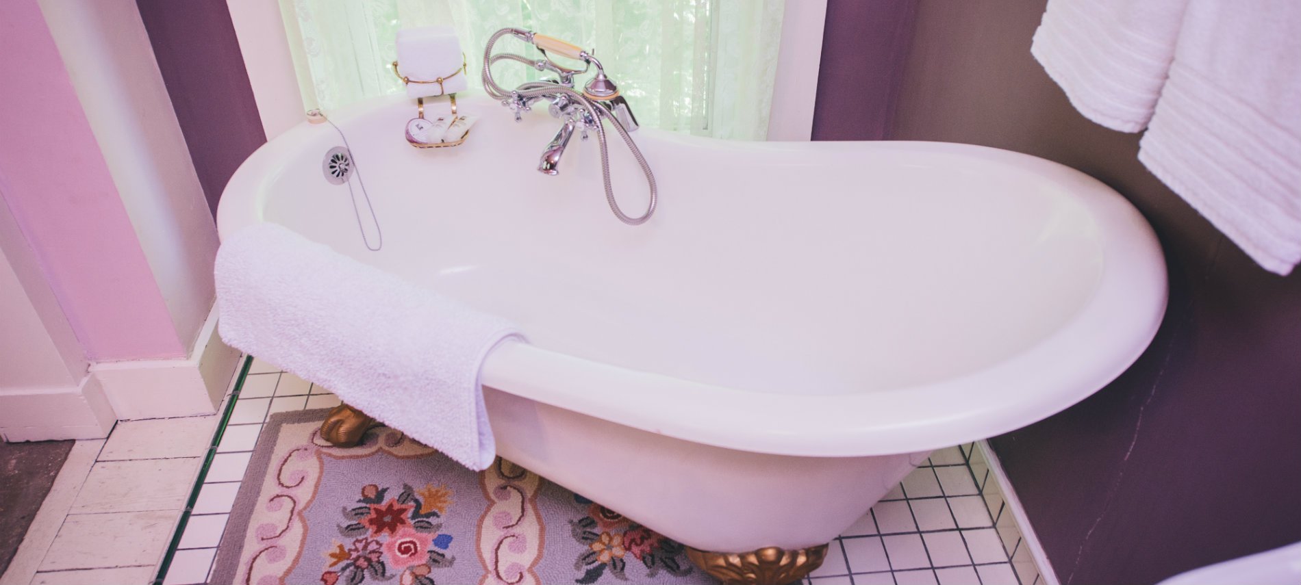 clawfoot tub